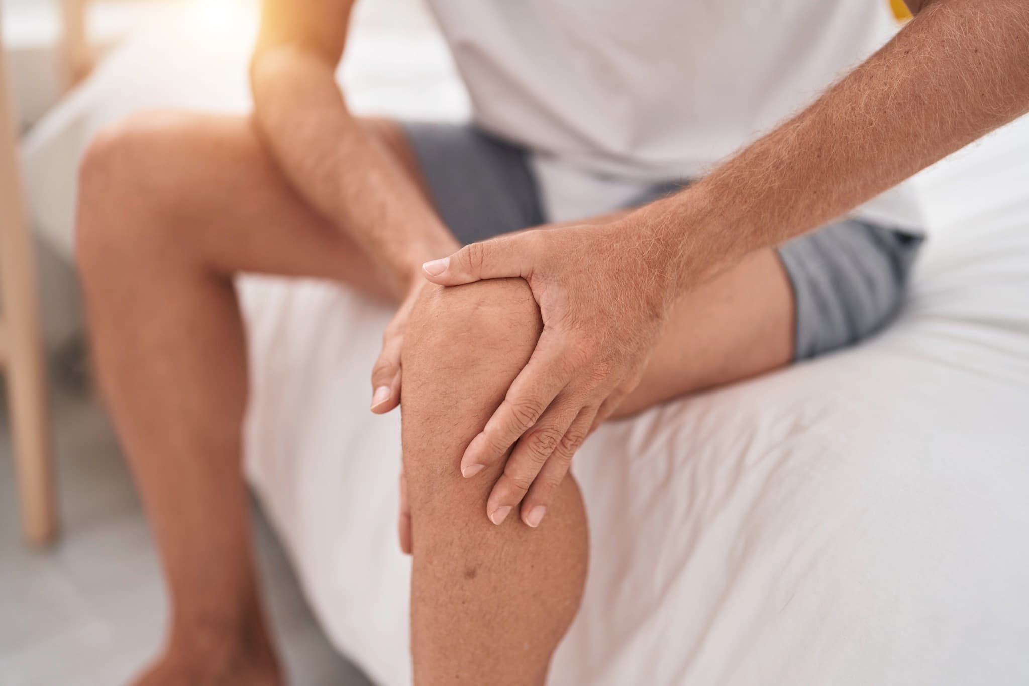 A man experiencing knee pain